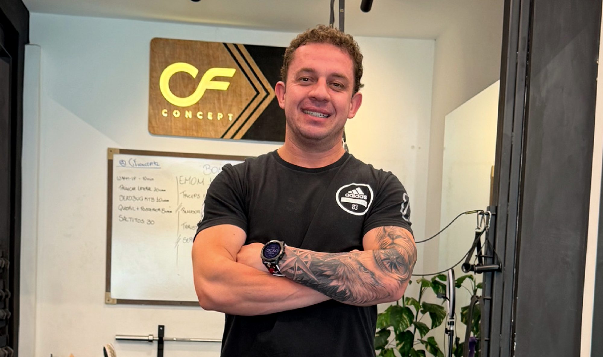 Leo Dambiscki, de braços cruzados, no studio onde dá aula
