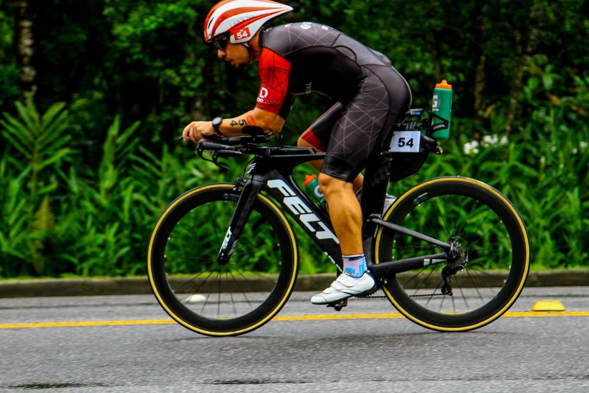 Leo pedalando em bicicleta de triathlon durante uma prova