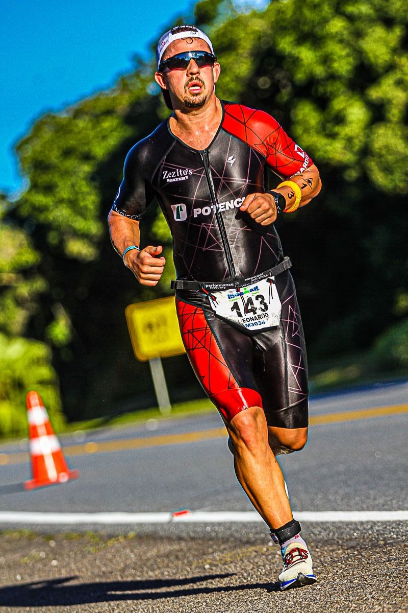Leo correndo durante uma prova de triathlon